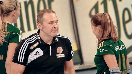 Sein taktisches Geschick ist gefragt: Alberto Salomoni muss sein Team heute auf die schwierige Aufgabe gegen die Volleystars Thüringen einstellen. „Wir haben die Chance, zu punkten“, sagt der Trainer.