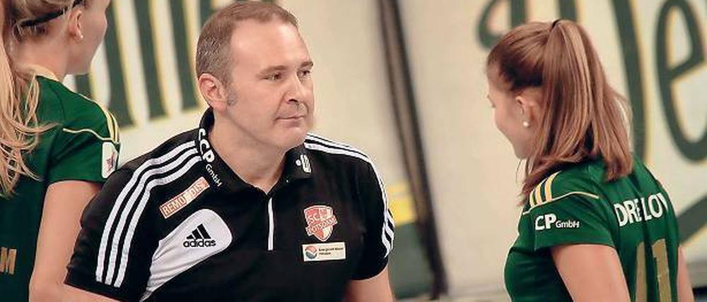 Sein taktisches Geschick ist gefragt: Alberto Salomoni muss sein Team heute auf die schwierige Aufgabe gegen die Volleystars Thüringen einstellen. „Wir haben die Chance, zu punkten“, sagt der Trainer.