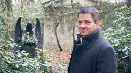 Dolmetscher des Friedhofs. Olaf Ihlefeldt führt die Geschäfte auf dem Südwestkirchhof und macht mit Führungen Werbung für den verwunschenen Totenacker.