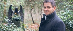 Dolmetscher des Friedhofs. Olaf Ihlefeldt führt die Geschäfte auf dem Südwestkirchhof und macht mit Führungen Werbung für den verwunschenen Totenacker.