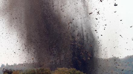 Das war geplant: Eine riesige Schlammfontäne stieg 2010 in Potsdam in den Himmel. Damals war eine 250 Kilogramm-Bombe in einem Fluß gesprengt worden.