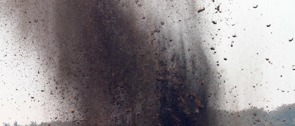 Das war geplant: Eine riesige Schlammfontäne stieg 2010 in Potsdam in den Himmel. Damals war eine 250 Kilogramm-Bombe in einem Fluß gesprengt worden.