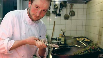Und hoch die Pfanne. Der Berliner Tom Petzold kocht jetzt für Bülent Demir im Ristorante Villa von Haacke. Der umtriebige und erfahrene Koch hat bereits in vielen renommierten Häusern gearbeitet – jetzt will er in Potsdam bleiben. „Ich koche, seit ich über den Herd schauen kann“, sagt er.