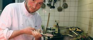 Und hoch die Pfanne. Der Berliner Tom Petzold kocht jetzt für Bülent Demir im Ristorante Villa von Haacke. Der umtriebige und erfahrene Koch hat bereits in vielen renommierten Häusern gearbeitet – jetzt will er in Potsdam bleiben. „Ich koche, seit ich über den Herd schauen kann“, sagt er.