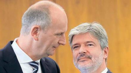 Korrekturen. Ministerpräsident Woidke und Innenminister Holzschuher sind sich einig: Die Polizeirefom muss überarbeitet werden.