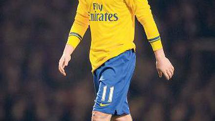 Mit hängenden Schultern. Özil muss den Unmut der Arsenal-Fans ertragen.