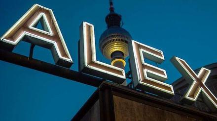 Der Alexanderplatz ist das erweiterte Wohnzimmer für etliche Kinder und Jugendlichen, die in Berlin auf der Straße leben sollen.
