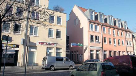 Nahversorger. Von außen ist derBabelsberger Weberpark erst zu erkennen, wenn man direkt davor steht. Laufkundschaft kommt deshalb kaum in den Ladenpassagen vorbei. Dennoch stehen hier weniger Gewerbeflächen leer als noch vor einem Jahr. Im Januar wird auch ein neues Sporttherapiezentrum öffnen.