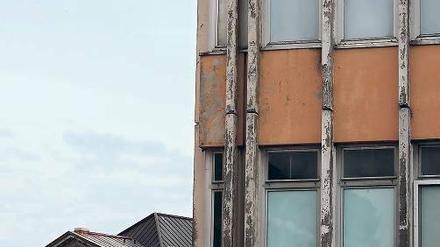 Kontrast. Die marode Fachhochschule vor dem neuen Landtagsschloss.