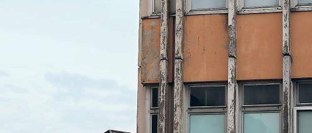 Kontrast. Die marode Fachhochschule vor dem neuen Landtagsschloss.