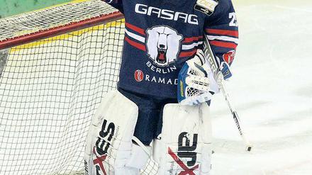 Kraft tanken. Sebastian Elwing soll auch am Samstag gegen Straubing wieder im Tor der Eisbären stehen.
