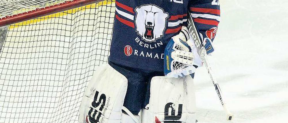 Kraft tanken. Sebastian Elwing soll auch am Samstag gegen Straubing wieder im Tor der Eisbären stehen.