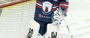 Kraft tanken. Sebastian Elwing soll auch am Samstag gegen Straubing wieder im Tor der Eisbären stehen.