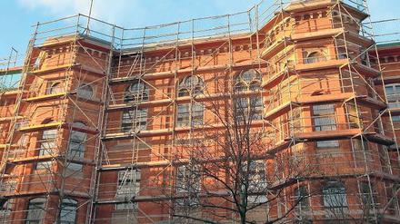 Lernstelle. Am Schul-Campus in der Kurfürstenstraße wird bereits gebaut. Bis zum Sommer müssen die Schüler des Helmholtz-Gymnasiums übergangsweise die Eisenhart-Grundschule sowie die Container-Anlage in der Kurfürstenstraße 51 nutzen. Im kommenden Jahr wird auch ein neue Turnhalle gebaut. Die alte Halle soll anschließend verkauft werden.