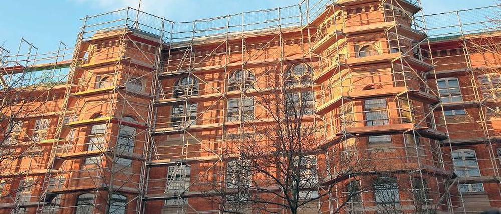 Lernstelle. Am Schul-Campus in der Kurfürstenstraße wird bereits gebaut. Bis zum Sommer müssen die Schüler des Helmholtz-Gymnasiums übergangsweise die Eisenhart-Grundschule sowie die Container-Anlage in der Kurfürstenstraße 51 nutzen. Im kommenden Jahr wird auch ein neue Turnhalle gebaut. Die alte Halle soll anschließend verkauft werden.