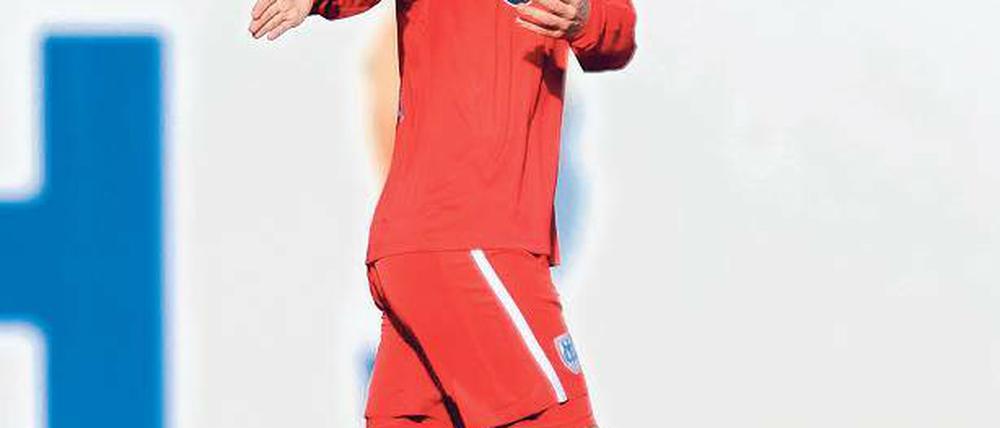 Dirigiert in Neustrelitz. Der ehemalige Babelsberger Fußballspieler Rico Morack ist als Kapitän in Neustrelitz in der Innenverteidigung gesetzt und manövrierte die TSG zur Winterpause auf den ersten Tabellenplatz der Fußball-Regionalliga.