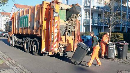 Kaum eine Tonne richtig zu. Die APM-Mitarbeiter Enrico Maas und Torsten Kube waren gestern nicht nur im Flussviertel kulant.