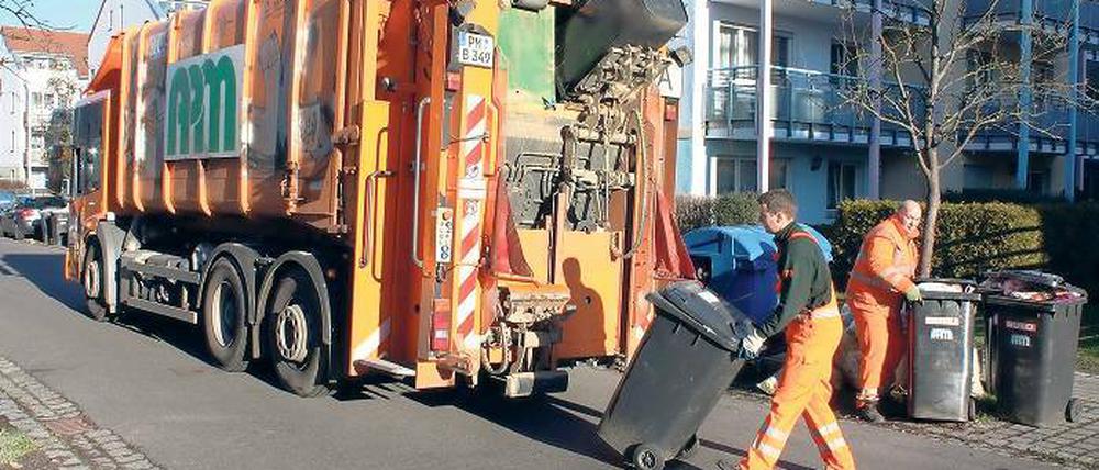 Kaum eine Tonne richtig zu. Die APM-Mitarbeiter Enrico Maas und Torsten Kube waren gestern nicht nur im Flussviertel kulant.