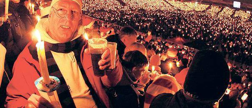 Mit Kerzenlicht und Glühweinduft. Ein paar Union-eigene Fanlieder werden gewiss auch diesmal den Weg ins Repertoire des Weihnachtssingens in der Alten Försterei finden. Die Aufnahme entstand im Vorjahr, diesmal soll es noch voller werden.
