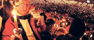 Mit Kerzenlicht und Glühweinduft. Ein paar Union-eigene Fanlieder werden gewiss auch diesmal den Weg ins Repertoire des Weihnachtssingens in der Alten Försterei finden. Die Aufnahme entstand im Vorjahr, diesmal soll es noch voller werden.