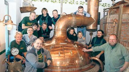 Wie früher. In diesem historischen Kessel brauen Thomas Köhler und Jörg Kirchhoff (vorne, von links) ihr Bier. Seit 2005 auch nach Bio-Norm, damit ist die Braumanufaktur die einzige Bio-Brauerei im Land Brandenburg. Zu kaufen gibt es die „Potsdamer Stange“ und andere Sorten vor Ort, im Bioladen und zunehmend auch im Supermarkt.