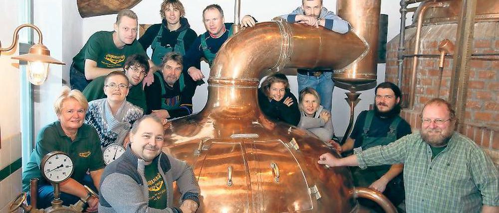 Wie früher. In diesem historischen Kessel brauen Thomas Köhler und Jörg Kirchhoff (vorne, von links) ihr Bier. Seit 2005 auch nach Bio-Norm, damit ist die Braumanufaktur die einzige Bio-Brauerei im Land Brandenburg. Zu kaufen gibt es die „Potsdamer Stange“ und andere Sorten vor Ort, im Bioladen und zunehmend auch im Supermarkt.