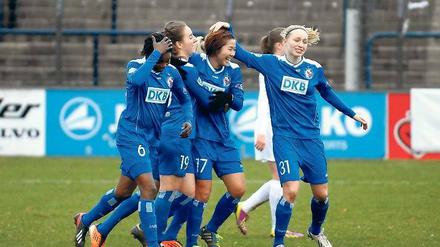 Jubeln tut gut. Genoveva Anonma, Antonia Göransson, Asano Nagasato und Pauline Bremer nach dem 3:0, mit dem die Japanerin Nagasato für die Vorentscheidung in der Partie gegen Essen sorgte.