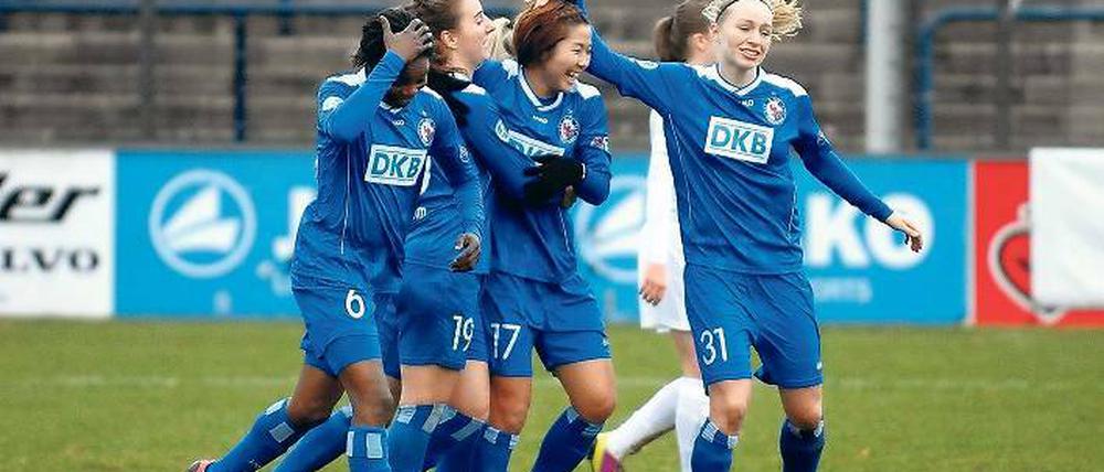 Jubeln tut gut. Genoveva Anonma, Antonia Göransson, Asano Nagasato und Pauline Bremer nach dem 3:0, mit dem die Japanerin Nagasato für die Vorentscheidung in der Partie gegen Essen sorgte.