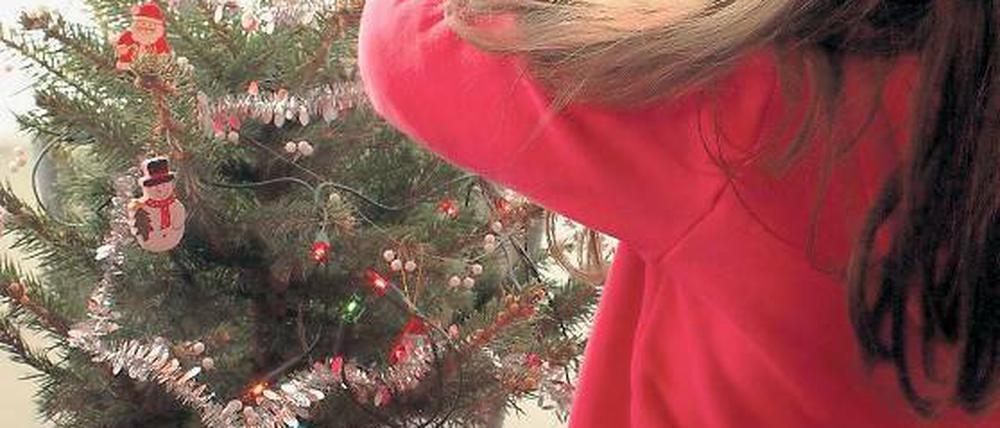 Ein bisschen wie zu Hause. Die sechsjährige Zena ist stolz auf ihren echten Weihnachtsbaum. In Damaskus hatte sie nur einen aus Plastik – der war dafür größer.