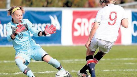 Ex-Potsdamerin gegen Turbine-Stürmerin. Gaelle Thalmann (l.) im Länderspiel-Duell mit der Norwegerin Ada Hegerberg.