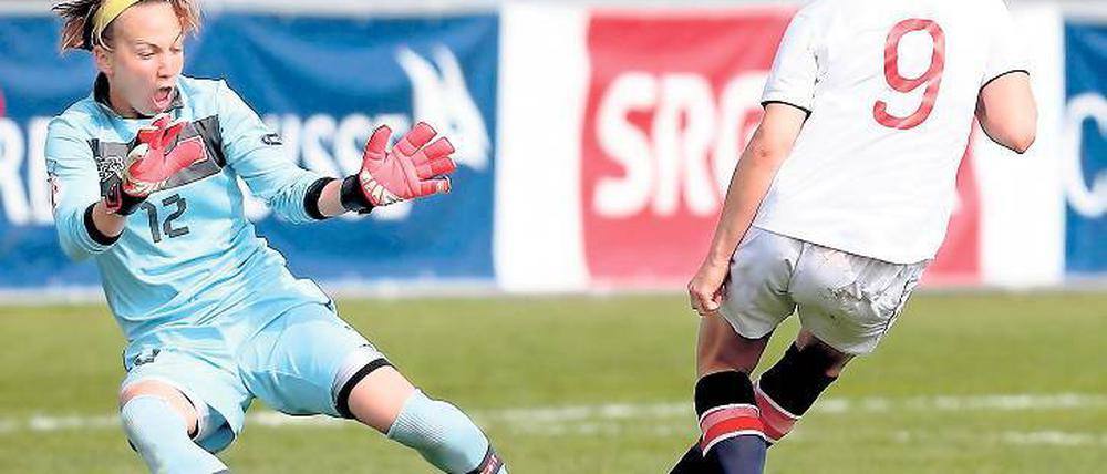Ex-Potsdamerin gegen Turbine-Stürmerin. Gaelle Thalmann (l.) im Länderspiel-Duell mit der Norwegerin Ada Hegerberg.
