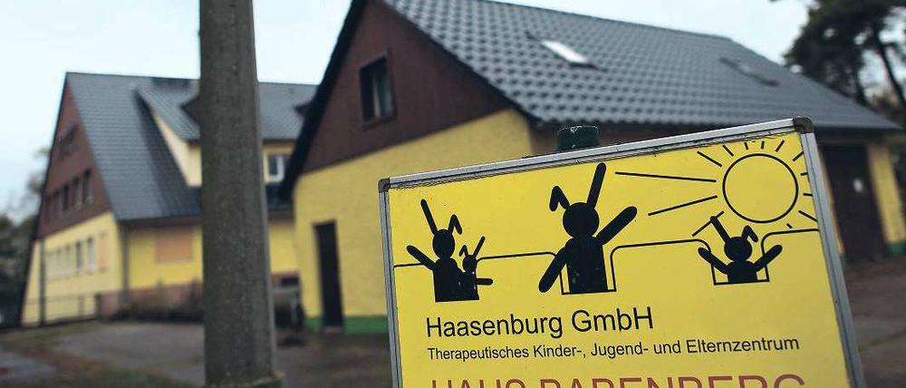 Die umstrittenen Haasenburg-Jugendheime in Brandenburg dürfen noch nicht geschlossen werden. Das entschied das Verwaltungsgericht Cottbus in einer Zwischenentscheidung im Eilverfahren.