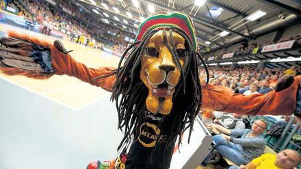 Auffällig schräg. Bei den Heimspielen von Rasta Vechta ist immer etwas los.