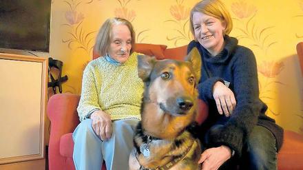 Auf den Hund gekommen. Einmal in der Woche ist die Therapiehündin Penny in der Demenzstation des Kleinmachnower Seniorenheims Senvital unterwegs und lässt sich von Irmgard Reichel und Betreuerin Bettina Hoog (r.) gerne streicheln.