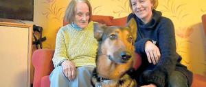 Auf den Hund gekommen. Einmal in der Woche ist die Therapiehündin Penny in der Demenzstation des Kleinmachnower Seniorenheims Senvital unterwegs und lässt sich von Irmgard Reichel und Betreuerin Bettina Hoog (r.) gerne streicheln.