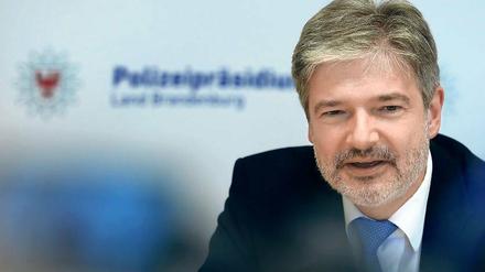Ohne Rotstift. Laut Innenminister Holzschuher sind die Krankenstände höher als erwartet und ein Rückgang der Kriminalität nicht eingetreten – es fehlen Polizisten.