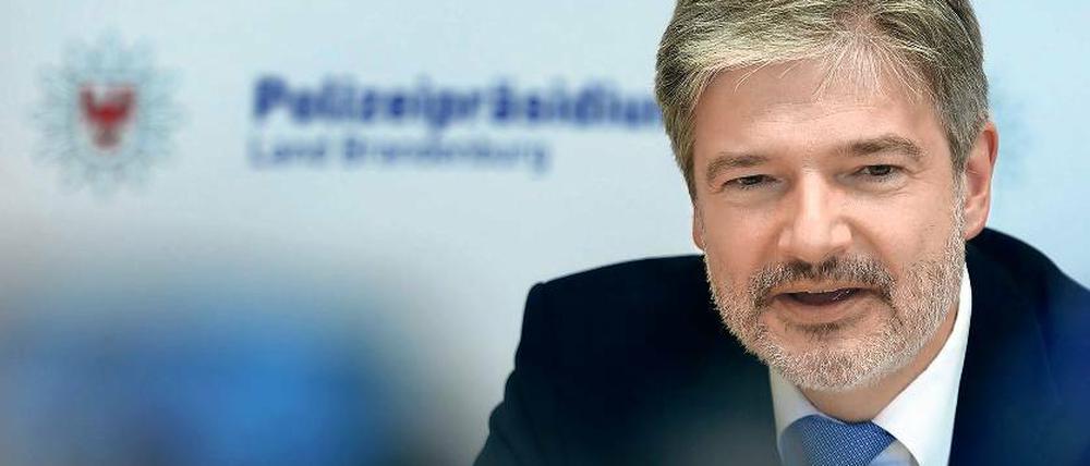 Ohne Rotstift. Laut Innenminister Holzschuher sind die Krankenstände höher als erwartet und ein Rückgang der Kriminalität nicht eingetreten – es fehlen Polizisten.