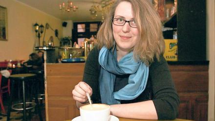 Komponiert nicht mehr allein im Kinderzimmer. Elle Aura begann mit 13 Jahren Lieder zu schreiben, mit 15 Jahren war sie Sängerin in einer Band. Jetzt hat sie mit der Hilfe vieler Freunde ihr erstes eigenes Album veröffentlicht.