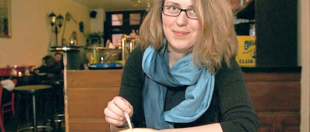 Komponiert nicht mehr allein im Kinderzimmer. Elle Aura begann mit 13 Jahren Lieder zu schreiben, mit 15 Jahren war sie Sängerin in einer Band. Jetzt hat sie mit der Hilfe vieler Freunde ihr erstes eigenes Album veröffentlicht.