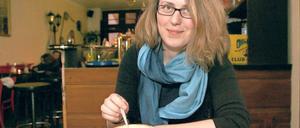 Komponiert nicht mehr allein im Kinderzimmer. Elle Aura begann mit 13 Jahren Lieder zu schreiben, mit 15 Jahren war sie Sängerin in einer Band. Jetzt hat sie mit der Hilfe vieler Freunde ihr erstes eigenes Album veröffentlicht.