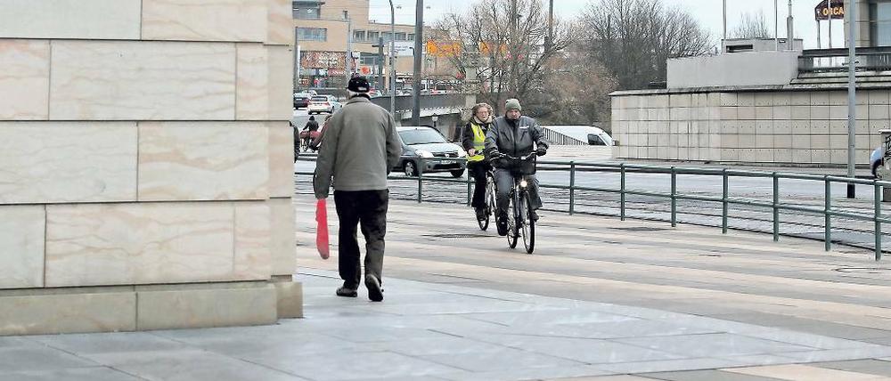 Gefährliche Ecke. Kaum Sicht, ein abschüssiger Weg und für Radler der schnellste Weg vom Bahnhof in die Innenstadt – am gemeinsamen Fuß- und Radweg am Landtagsschloss sind Unfälle vorprogrammiert. PNN-Leser diskutieren die Gefahrenstelle heftig. Auch die Stadtpolitik sieht mittlerweile Handlungsbedarf. Die Verwaltung zeigt sich abwartend und setzt weiterhin auf gegenseitige Rücksichtsnahme.