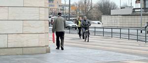 Gefährliche Ecke. Kaum Sicht, ein abschüssiger Weg und für Radler der schnellste Weg vom Bahnhof in die Innenstadt – am gemeinsamen Fuß- und Radweg am Landtagsschloss sind Unfälle vorprogrammiert. PNN-Leser diskutieren die Gefahrenstelle heftig. Auch die Stadtpolitik sieht mittlerweile Handlungsbedarf. Die Verwaltung zeigt sich abwartend und setzt weiterhin auf gegenseitige Rücksichtsnahme.