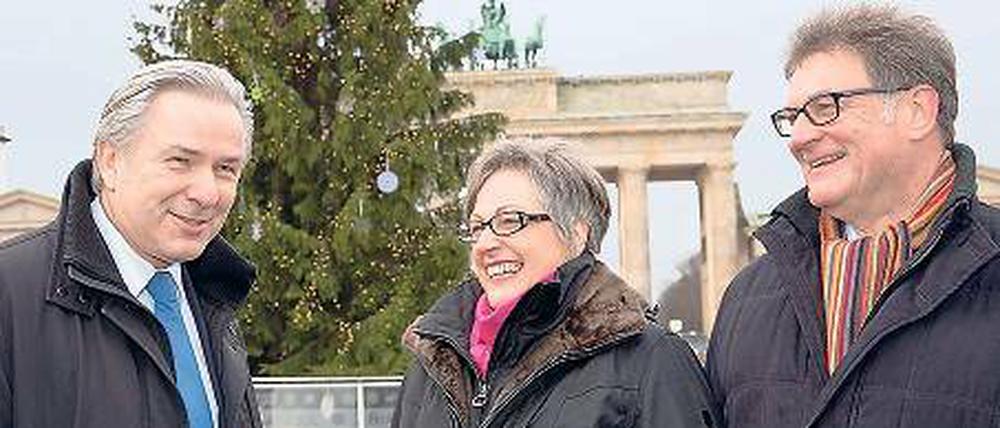 Persönliche Ansprache. Klaus Wowereit mit Christel und Hans Pröbstl.