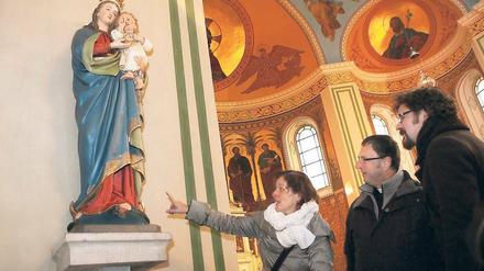 Zurück am angestammten Platz. Nach über einem Jahr umfangreicher Restaurierungsarbeiten ist am gestrigen Donnerstag die Mondsichelmadonna von Franz Thamm in die katholische Propsteikirche St. Peter und Paul zurück gekehrt.