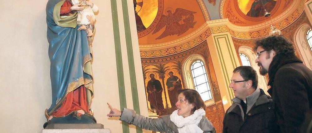 Zurück am angestammten Platz. Nach über einem Jahr umfangreicher Restaurierungsarbeiten ist am gestrigen Donnerstag die Mondsichelmadonna von Franz Thamm in die katholische Propsteikirche St. Peter und Paul zurück gekehrt.