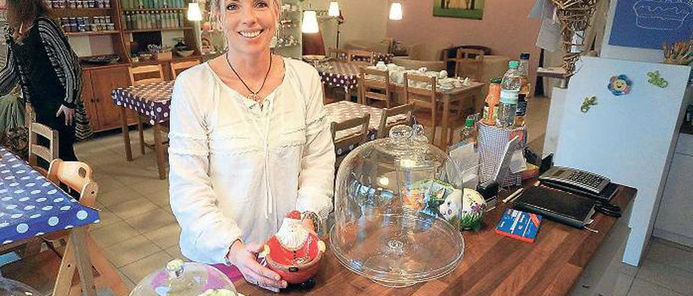Mit viel Elan. Katja Riedemann gibt in ihrer Malstube so manchen Tipp.