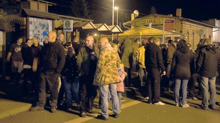 Mehr Geld für die Unterbringung von Flüchtlingen. Rot-Rot will damit auch Rechtsextremen entgegentreten, die die steigende Zahl an Asylsuchenden für ihre Zwecke instrumentalisieren – wie in Bestensee, wo im Oktober 200 Neonazis durch den Ort marschierten.