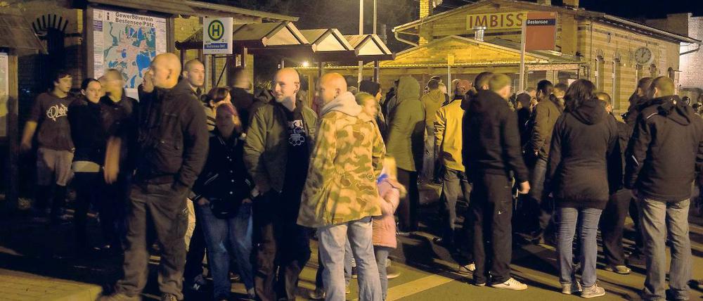 Mehr Geld für die Unterbringung von Flüchtlingen. Rot-Rot will damit auch Rechtsextremen entgegentreten, die die steigende Zahl an Asylsuchenden für ihre Zwecke instrumentalisieren – wie in Bestensee, wo im Oktober 200 Neonazis durch den Ort marschierten.