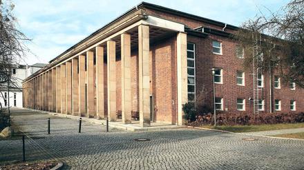 Potsdam verbunden. Der Zeitungswissenschaftler Hans Traub heiratete 1930 in der Garnisonkirche – später baute er die Ufa-Lehrschau in Babelsberg auf. Das Backsteingebäude, in dem die Ausstellung und das Archiv der Lehrschau untergebracht waren, steht noch heute. Traub starb am 18. Dezember 1943 42-jährig an den Spätfolgen einer Blutvergiftung. Zum Verbleib der Ufa-Lehrschau gibt es nur Gerüchte.