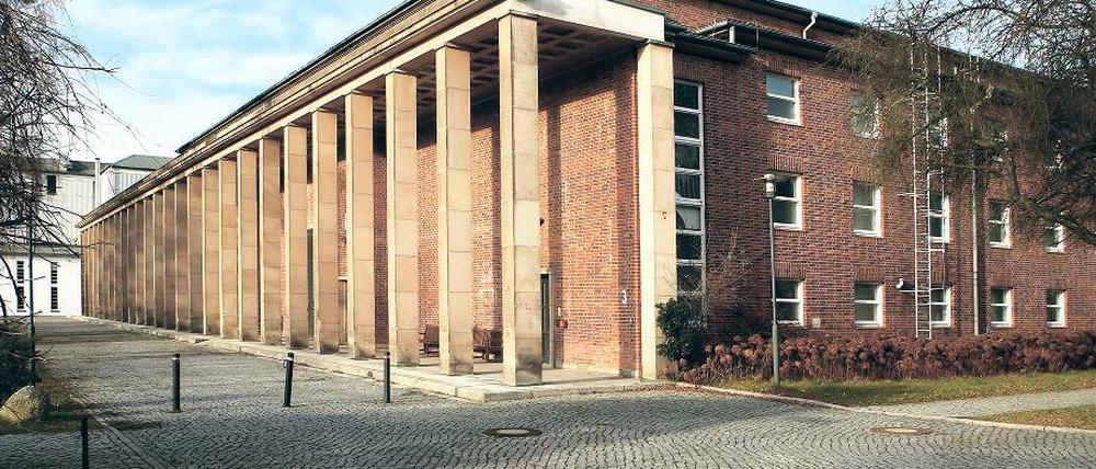 Potsdam verbunden. Der Zeitungswissenschaftler Hans Traub heiratete 1930 in der Garnisonkirche – später baute er die Ufa-Lehrschau in Babelsberg auf. Das Backsteingebäude, in dem die Ausstellung und das Archiv der Lehrschau untergebracht waren, steht noch heute. Traub starb am 18. Dezember 1943 42-jährig an den Spätfolgen einer Blutvergiftung. Zum Verbleib der Ufa-Lehrschau gibt es nur Gerüchte.